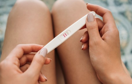 Τι θεωρείται θετικό αποτέλεσμα σε τεστ ωορρηξίας; Οδηγός για τις γραμμές και το χρώμα