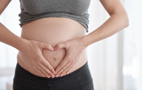 Πότε δένει μια εγκυμοσύνη; Εμφύτευση, hCG & πρώτα σημάδια
